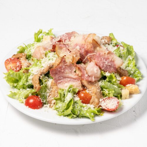 Салат Цезарь с курицей и беконом